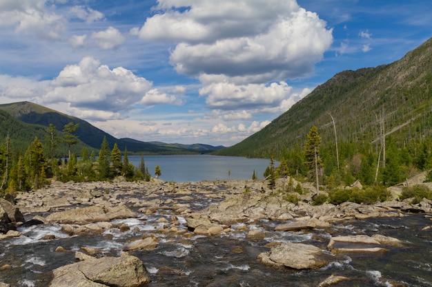 Lagos Multinsky em montanhas de Altai.