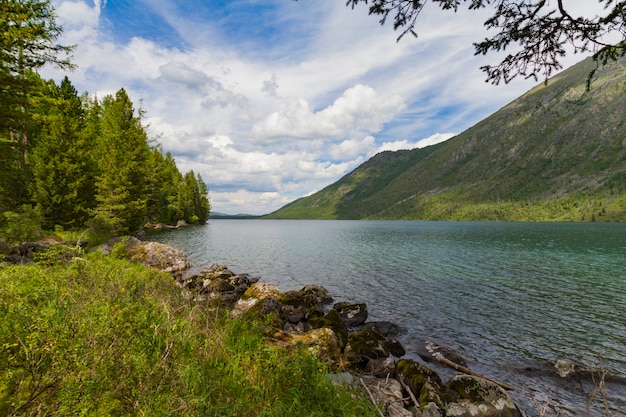 Lagos Multinsky em montanhas de Altai.