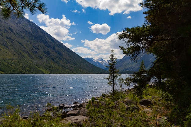 Lagos multinsky en las montañas de altai.