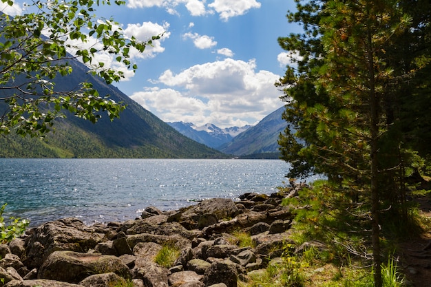 Lagos multinsky en las montañas de altai.