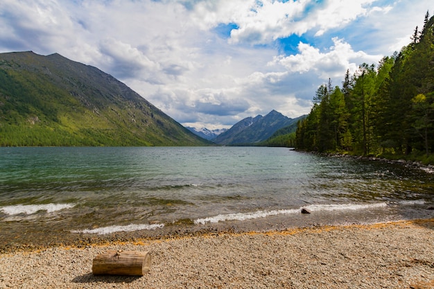 Lagos Multinsky en las montañas de Altai.