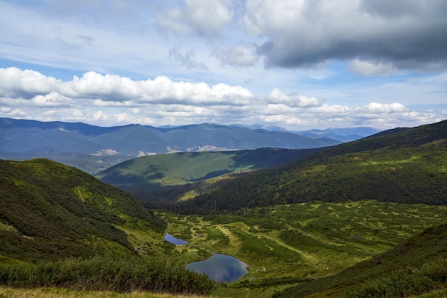 Lagos naturais de montanha localizados no vale montanhoso verde ao ar livre