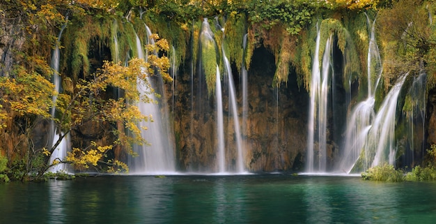 Lagos de Plitvice y cascadas en la temporada de otoño