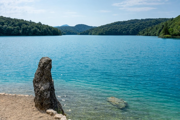 Lagos de Plitvice en Croacia hermoso paisaje de verano con agua turquesa