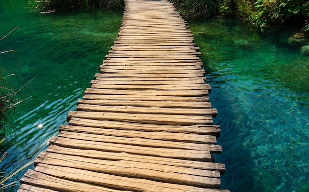 Lagos Plitvice na Croácia bela paisagem de verão com água turquesa