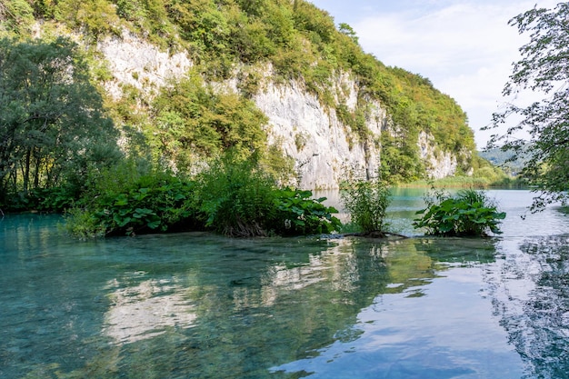 Lagos Plitvice na Croácia bela paisagem de verão com água turquesa