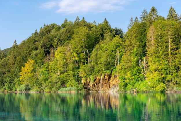 Lagos Plitvice na Croácia bela paisagem de verão com cachoeiras