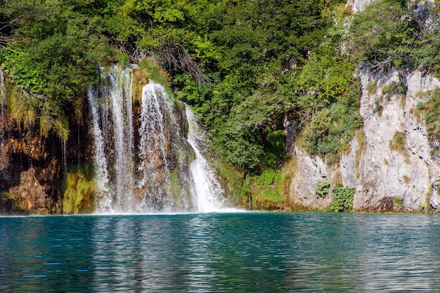 Lagos Plitvice na Croácia bela paisagem de verão com cachoeiras