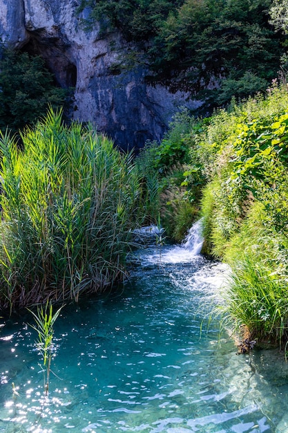 Lagos Plitvice na Croácia bela paisagem de verão com cachoeiras