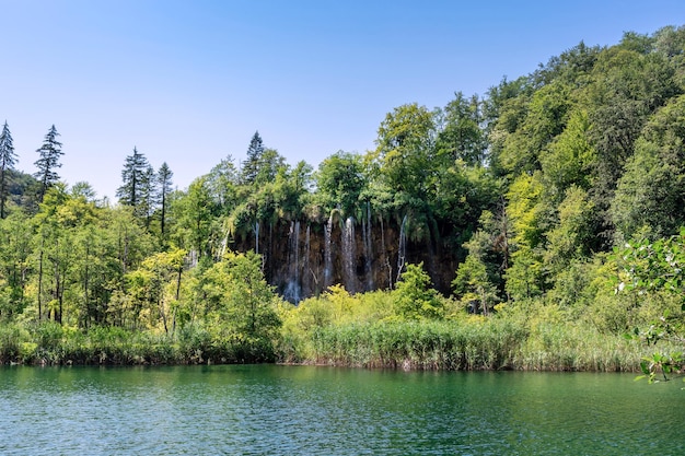 Lagos Plitvice na Croácia bela paisagem de verão com cachoeiras