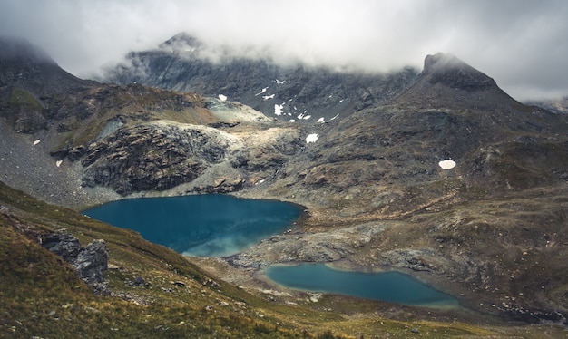 Lagos rodeados de montañas