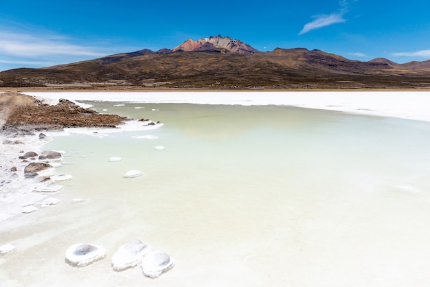 Foto lagos de sal cerca del volcán