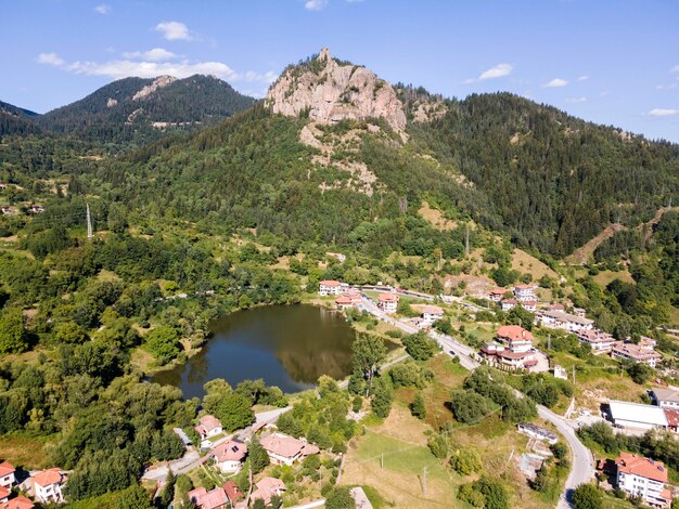 Foto los lagos smolyan en las montañas rodope, bulgaria