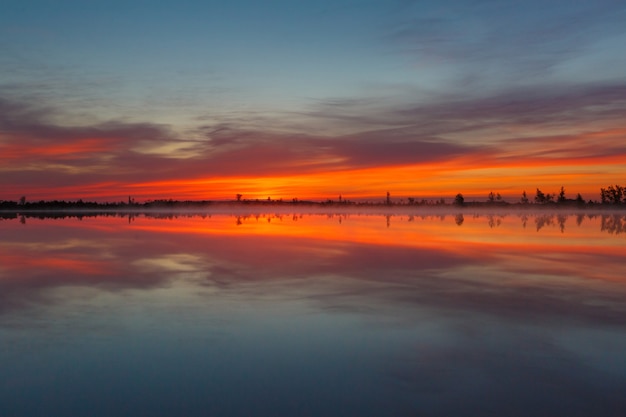 Uno de los lagos del único pantano de Yelnya al amanecer.