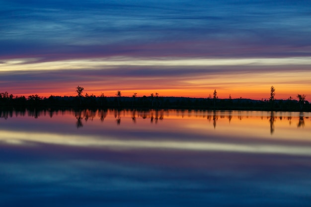 Uno de los lagos del único pantano de Yelnya al amanecer.