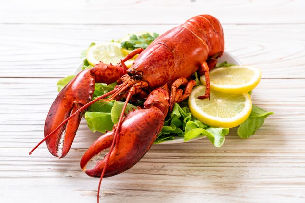 lagosta cozida com legumes e limão