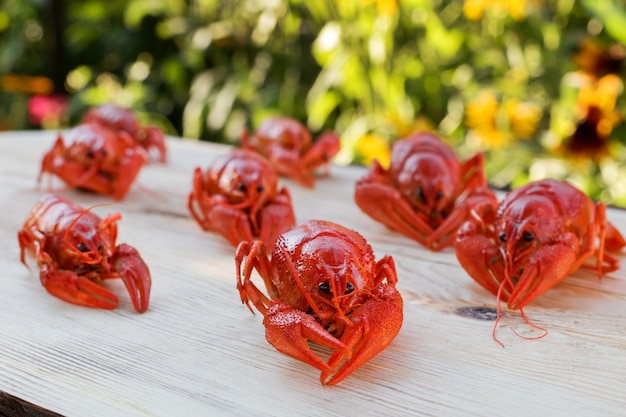 Lagosta cozida vermelho em uma mesa de madeira.