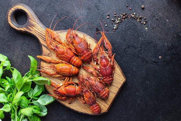 Lagosta lanche fresco frutos do mar crustáceos vermelhos cozidos prontos para comer refeição na mesa cópia espaço comida