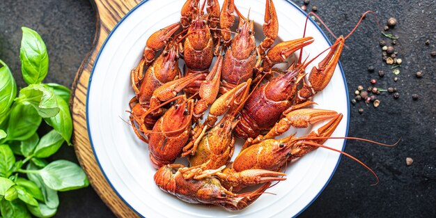 lagosta lanche fresco frutos do mar crustáceos vermelhos cozidos prontos para comer refeição na mesa cópia espaço comida