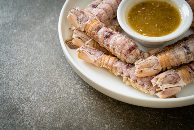 lagostins cozidos no vapor ou camarões louva-a-deus ou estomatópodes com molho picante de frutos do mar
