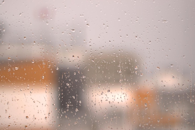 Lágrimas do céu Pingos de chuva estão chorando no vidro da janela Vídeo HD outono fora da janela de sua casa tristeza silenciosa