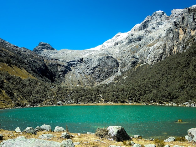 Laguna de aguas cristalinas en las alturas de los Andes peruanos