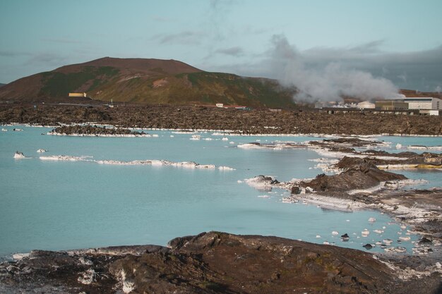 Una laguna azul con montañas al fondo.