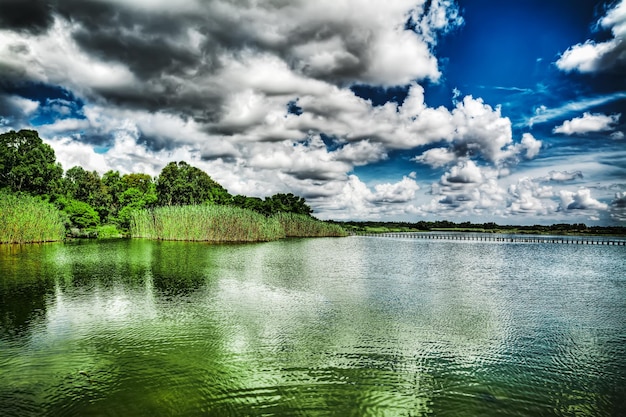 Laguna de Calik en un día nublado Cerdeña