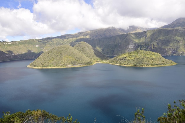 Laguna Cuicocha bela lagoa azul com ilhas dentro da cratera do vulcão Cotacachi