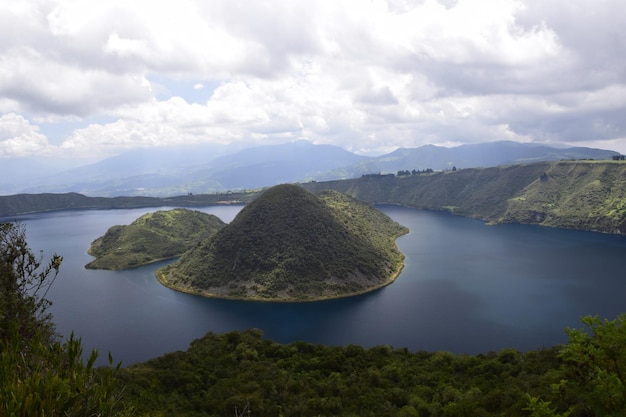 Laguna Cuicocha bela lagoa azul com ilhas dentro da cratera do vulcão Cotacachi