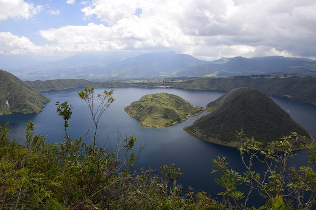 Laguna Cuicocha bela lagoa azul com ilhas dentro da cratera do vulcão Cotacachi