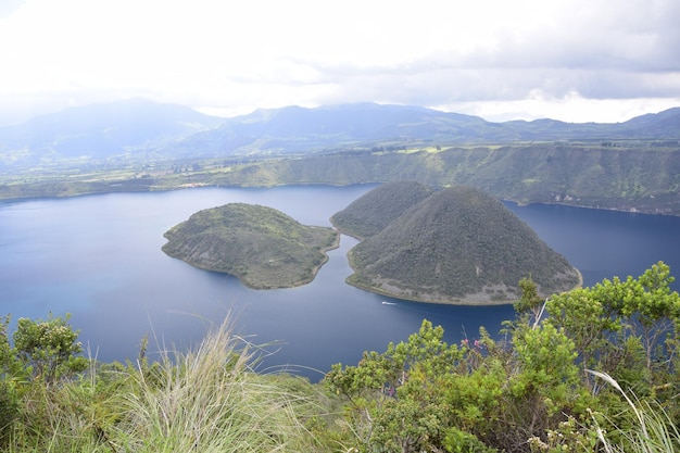 Laguna Cuicocha bela lagoa azul com ilhas dentro da cratera do vulcão Cotacachi