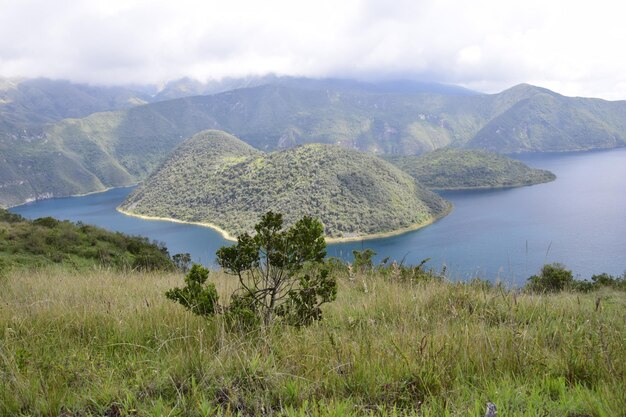 Foto laguna cuicocha hermosa laguna azul con islas dentro del cráter del volcán cotacachi