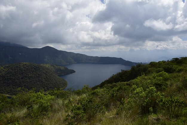 Foto laguna cuicocha hermosa laguna azul con islas dentro del cráter del volcán cotacachi