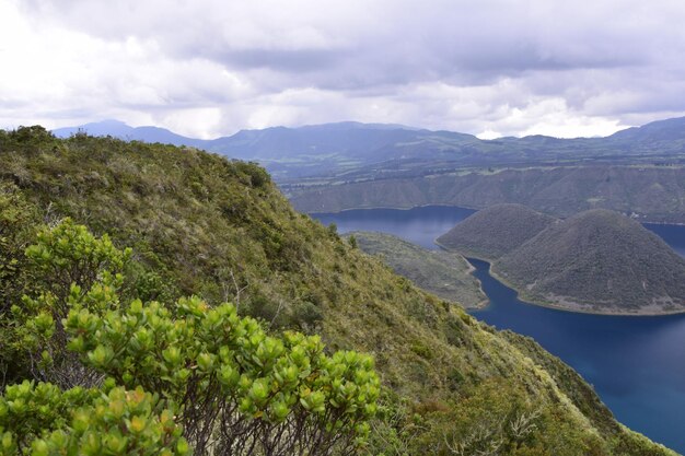 Laguna Cuicocha hermosa laguna azul con islas dentro del cráter del volcán Cotacachi