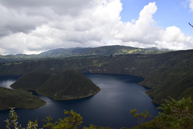 Laguna Cuicocha hermosa laguna azul con islas dentro del cráter del volcán Cotacachi