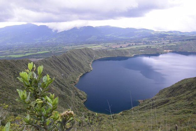 Laguna Cuicocha hermosa laguna azul con islas dentro del cráter del volcán Cotacachi