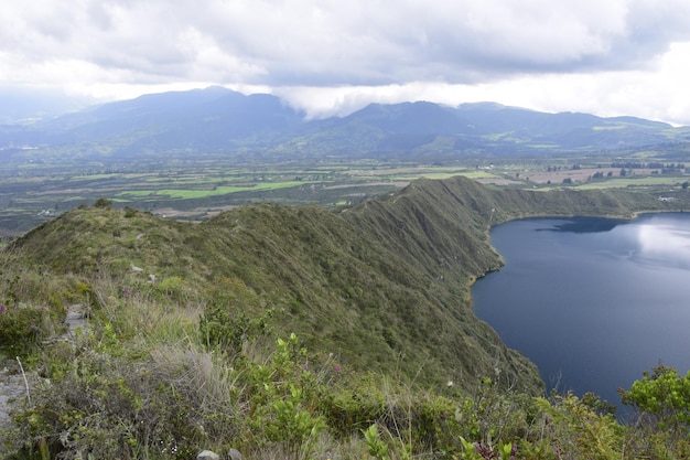 Laguna Cuicocha hermosa laguna azul con islas dentro del cráter del volcán Cotacachi