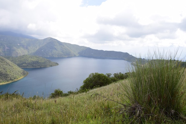 Laguna Cuicocha wunderschöne blaue Lagune mit Inseln im Krater des Vulkans Cotacachi