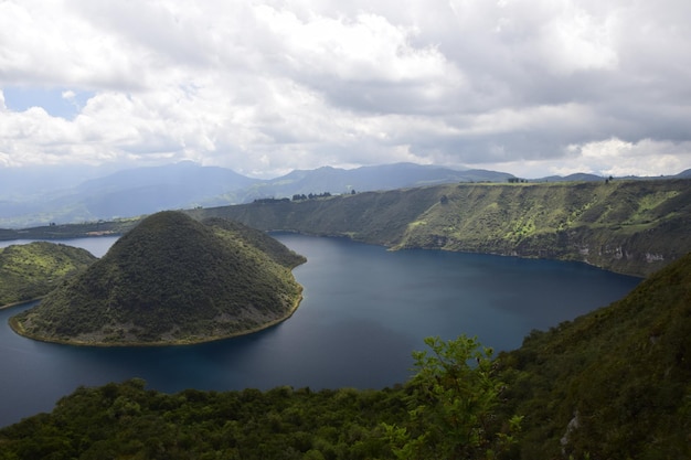 Laguna Cuicocha wunderschöne blaue Lagune mit Inseln im Krater des Vulkans Cotacachi