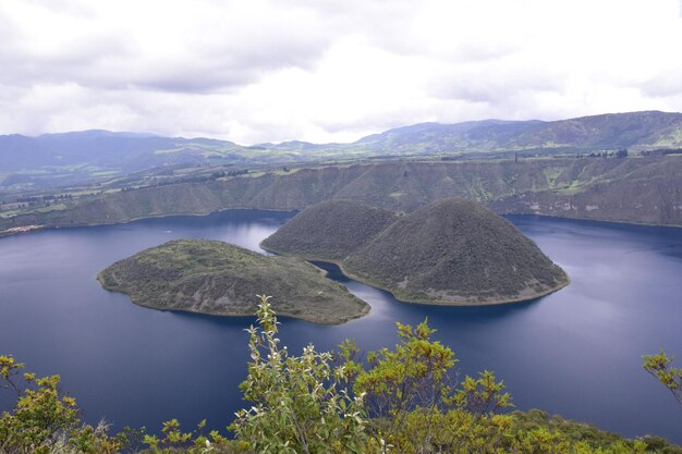 Laguna Cuicocha wunderschöne blaue Lagune mit Inseln im Krater des Vulkans Cotacachi