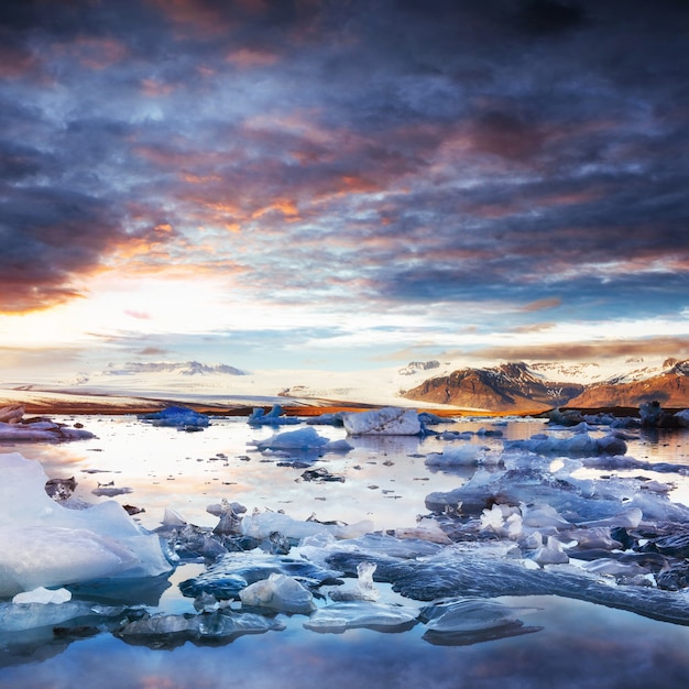 Laguna glaciar Jokulsarlon, fantástica puesta de sol en la playa negra,