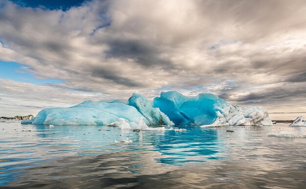 Laguna glaciar en Jokulsarlon Islandia durante la puesta de sol