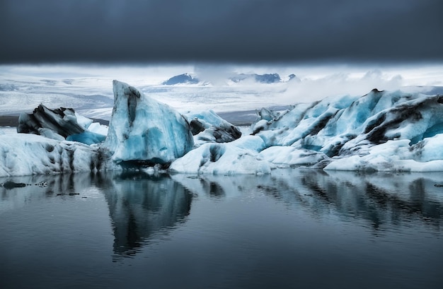 Laguna glaciar Jokulsarlon Parque nacional Vatnajokull Islandia Bahía del océano e icebergs Temporada de verano Paisaje natural islandés Imagen de viaje