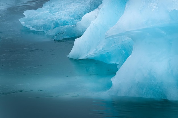 Laguna glaciar Jokulsarlon Parque nacional Vatnajokull Islandia Bahía del océano e icebergs Temporada de verano Paisaje natural islandés Reflejo en la superficie del agua Viajes y vacaciones