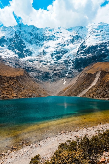 Laguna Humantay com neve e belas pastagens Cusco Peru