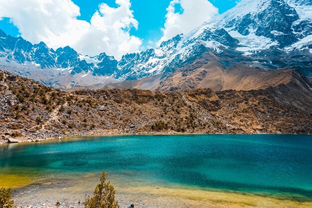 Laguna Humantay con nieve y hermosos pastos Cusco Perú