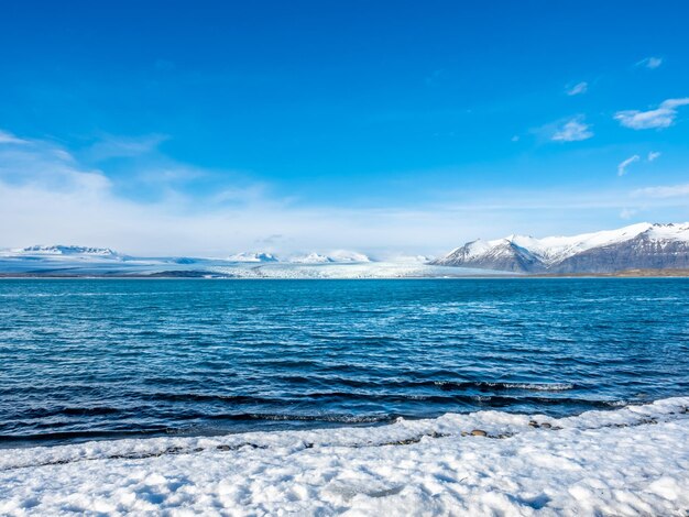 Laguna de iceberg de Jokulsarlon en temporada de invierno con glaciar y gran iceberg en Islandia