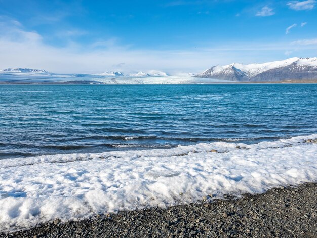 Laguna de iceberg de Jokulsarlon en temporada de invierno con glaciar y gran iceberg en Islandia