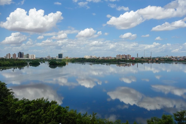 Laguna Jansen en la ciudad de Sao Luis Maranhao Brasil reflexiones sobre la superficie del agua